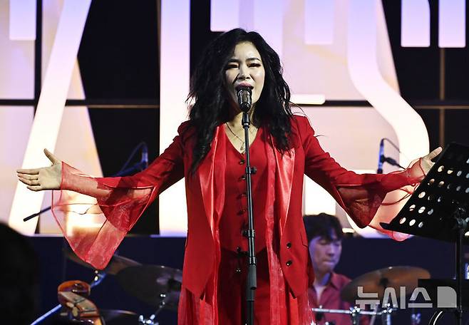 [수원=뉴시스] 김종택 기자 = 2025 수원재즈페스티벌 둘째날인 20일 오후 경기 수원시 광교호수공원 재미난 밭에 마련된 무대에서 웅산밴드가 열띤 공연을 펼치고 있다. 2025.09.20. jtk@newsis.com