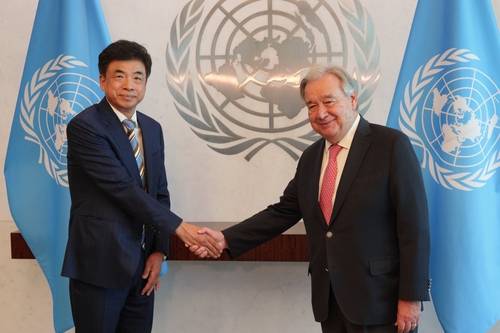 차지훈 신임 유엔대사, 유엔총장에 신임장 제정 (뉴욕=연합뉴스) 이지헌 특파원 = 차지훈 대사가 19일(현지시간) 안토니우 구테흐스 유엔 사무총장에게 신임장을 제정하고 기념사진을 촬영하고 있다. 2025.9.19 pan@yna.co.kr