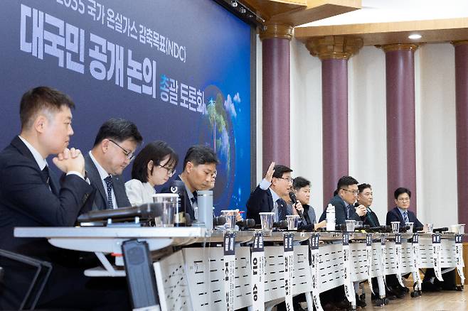 김성환 환경부 장관이 19일 서울 영등포구 국회의원회관에서 열린 '2035 국가 온실가스 감축목표(NDC) 대국민 공개 토론회'에 참석하여 패널들과 함께 의견을 나누고 있다. 환경부 제공