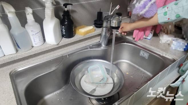 19일 강릉시가 아파트를 대상으로 시행하던 제한 급수를 해제하면서 강릉의 한 아파트에 오후 9시 이후에도 수돗물이 나오고 있다. 전영래 기자