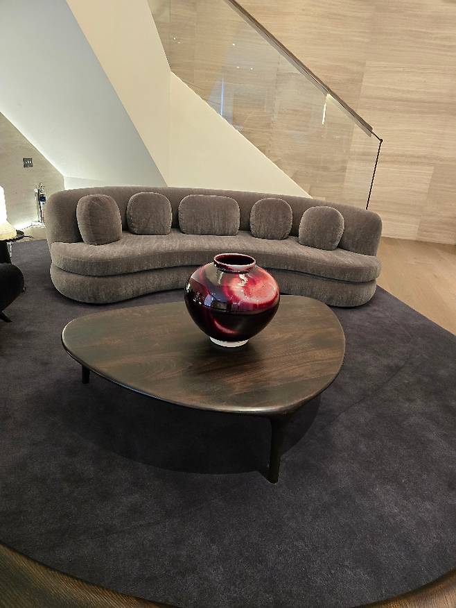 1987년부터 고(故) 우당 한명승 스승에게 전통 장작가마 기법을 사사한 한도현 명장의 대표작인 진사(辰砂) 요변(窯變) 달항아리는 구리 유약이 빚어낸 붉은빛과 불길이 남긴 비취색·황금빛 스펙트럼이 공존하는 도자 예술을 보여준다. 라브르27 제공