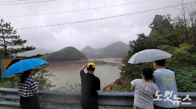 지난 17일 오후 강릉지역에 호우주의보가 내려진 가운데 시간당 30mm의 폭우에도 오봉저수지를 찾은 주민들. 전영래 기자