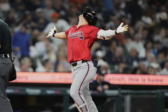 애틀랜타 김하성이 20일(한국시간) 미국 미시간주 디트로이트 코메리카파크에서 열린 메이저리그 디트로이트와 방문 경기, 8회 투런 홈런을 친 뒤 세리머니를 하고 있다. 연합뉴스