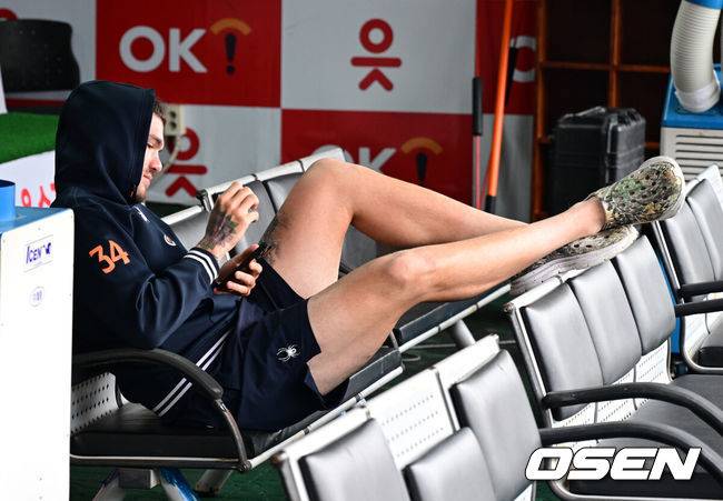 [OSEN=수원, 지형준 기자] 19일 수원 KT위즈파크에서 2025 신한 SOL Bank KBO리그 KT 위즈와 한화 이글스의 경기가 열린다.KT는 고영표, 한화는 코디 폰세를 선발로 예고했다.KT위즈파크에 비가 내리는 가운데 그라운드에 대형 방수포가 깔려 있다. 다음날 오전까지 비 예보가 있어 경기를 진행하기는 쉽지 않을 것으로 보인다.한화 폰세가 더그아웃에서 휴식을 취하고 있다. 2025.09.18 /jpnews@osen.co.kr