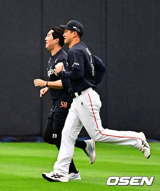 [OSEN=수원, 지형준 기자] 19일 수원 KT위즈파크에서 열릴 예정이던 2025 신한 SOL Bank KBO리그 KT 위즈와 한화 이글스의 경기가 우천 취소됐다.&nbsp;한화 박상원이 윤규진 코치와 함께 그라운드 러닝을 하고 있다. 2025.09.18 /jpnews@osen.co.kr