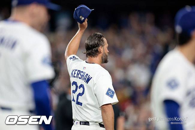 [사진]  LA 다저스 클레이튼 커쇼가 3000탈삼진 기록을 세운 뒤 다저스타디움 팬들의 환호에 답하고 있다. ⓒGettyimages(무단전재 및 재배포 금지)