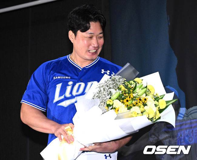 [OSEN=인천, 이대선 기자] 7일 오후 인천 오라카이 송도파크 호텔에서 삼성 라이온즈 오승환 은퇴 기자회견이 열렸다. 삼성 구단은 6일 오승환이 올 시즌을 끝으로 은퇴 의사를 밝혔다고 전했다.삼성은 그의 등번호 21번을 영구결번으로 지정하기로 했다. 이는 이만수(22번), 양준혁(10번), 이승엽(36번)에 이어 구단 네 번째다. 오승환은 KBO리그 통산 737경기에서 427세이브, 19홀드, 44승 33패, 평균자책점 2.32의 성적을 남겼다. 삼성 오승환이 미소를 짓고 있다. 2025.08.07 /sunday@osen.co.kr