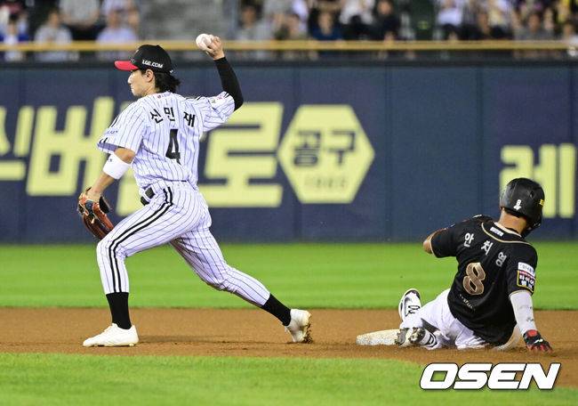 [OSEN=잠실, 조은정 기자]11일 오후 서울 잠실구장에서 ‘2025 신한 SOL Bank KBO리그’ LG 트윈스와 KT 위즈의 경기가 열렸다.홈팀 LG는 치리노스, 방문팀 KT는 헤이수스를 선발로 내세웠다.6회초 무사 1,3루에서 KT 허경민 땅볼 때 LG 2루수 신민재가 1루주자 안치영을 포스아웃 시킨 뒤 홈으로 송구, 이호연의 태그아웃을 연결하고 있다. 2025.09.11 /cej@osen.co.kr