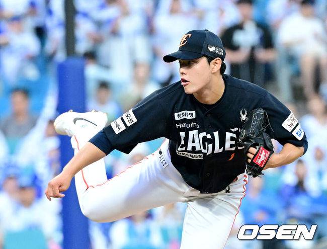 [OSEN=대구, 최규한 기자] 6일 대구삼성라이온즈파크에서 ‘2025 신한 SOL Bank KBO리그’ 삼성 라이온즈와 한화 이글스의 경기가 열렸다.홈팀 삼성은 이승현, 방문팀 한화는 문동주를 선발로 내세웠다.4회말 한화 선발 문동주가 힘차게 공을 뿌리고 있다. 2025.09.06 / dreamer@osen.co.kr