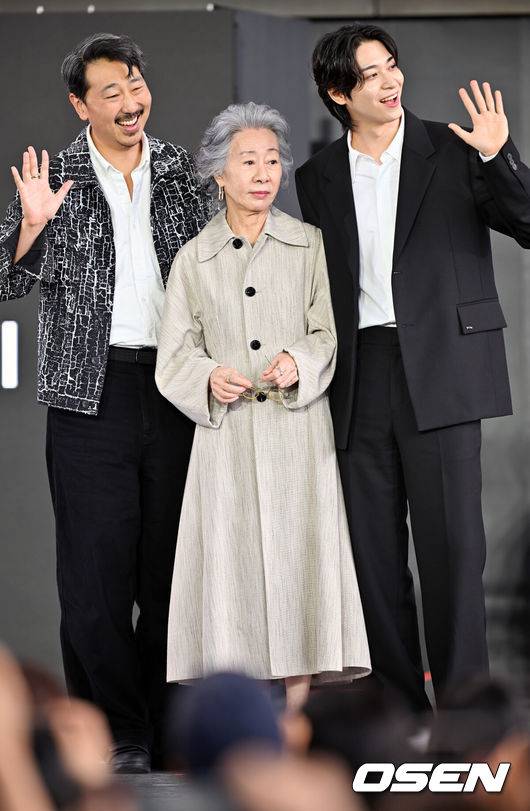 [OSEN=부산, 민경훈 기자] 제30회 부산국제영화제(BIFF) 영화 ‘결혼피로연’ 야외무대인사 행사가 19일 부산 해운대구 영화의 전당에서 열렸다.올해 30주년을 맞이한 부산국제영화제는 오는 26일까지 총 64개국 328편의 작품을 만날수 있다.앤드루 안 감독, 배우 윤여정, 한기찬이 포토타임을 갖고 있다. 2025.09.19 / rumi@osen.co.kr