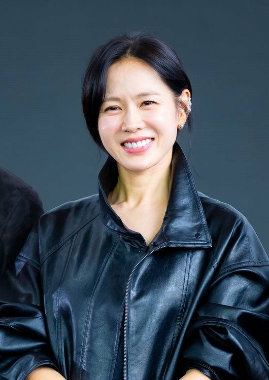 [OSEN=부산, 민경훈 기자] 제30회 부산국제영화제(BIFF) 영화 ‘어쩔수가없다’ 오픈토크 행사가 18일 부산 해운대구 영화의 전당에서 열렸다.올해 30주년을 맞이한 부산국제영화제는 오는 26일까지 총 64개국 328편의 작품을 만날수 있다.배우 손예진이 오픈토크에서 포토타임을 갖고 있다  2025.09.18 / rumi@osen.co.kr