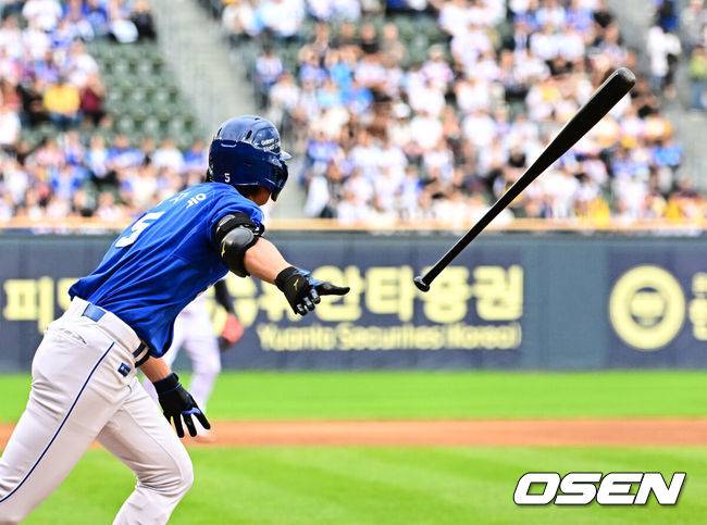 [OSEN=잠실, 지형준 기자] 20일 서울 잠실구장에서 ‘2025 신한 SOL Bank KBO리그’ LG 트윈스와 삼성 라이온즈의 경기가 열렸다.LG는 외국인 투수 톨허스트를, 삼성은 원태인을 선발투수로 내세웠다.1회말 무사 1,2루에서 삼성 구자욱이 선제 1타점 중전 적시타를 날리고 있다. 2025.09.20 /jpnews@osen.co.kr