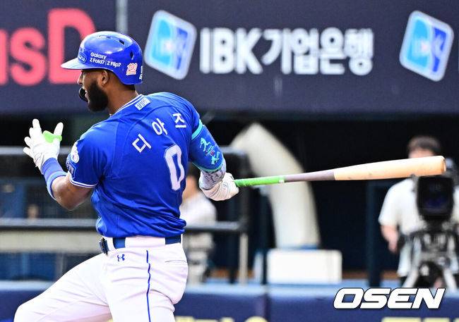 [OSEN=잠실, 지형준 기자] 20일 서울 잠실구장에서 ‘2025 신한 SOL Bank KBO리그’ LG 트윈스와 삼성 라이온즈의 경기가 열렸다.LG는 외국인 투수 톨허스트를, 삼성은 원태인을 선발투수로 내세웠다.2회초 2사 1루에서 삼성 디아즈가 1타점 적시 2루타를 날리고 있다. 2025.09.20 /jpnews@osen.co.kr