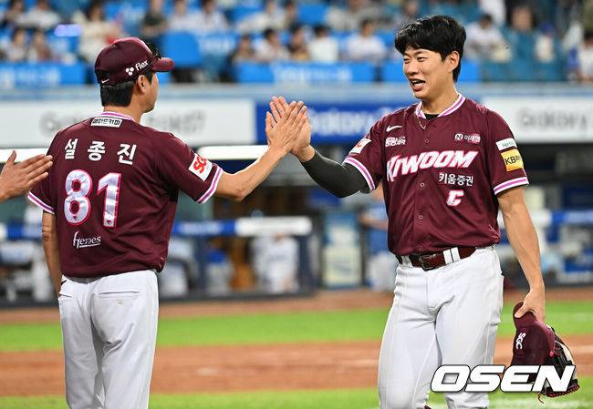 [OSEN=대구, 이석우 기자] 3일 대구삼성라이온즈파크에서 2025 신한 SOL 뱅크 KBO 리그 삼성 라이온즈와 키움 히어로즈의 경기가 열렸다. 홈팀 삼성은 가라비토가, 방문팀 키움은 하영민이 선발 출전했다. 키움 히어로즈 송성문이 삼성 라이온즈에 4-3으로 승리한 후 설종진 감독 대행과 하이파이브를 하고 있다. 2025.09.03 / foto0307@osen.co.kr