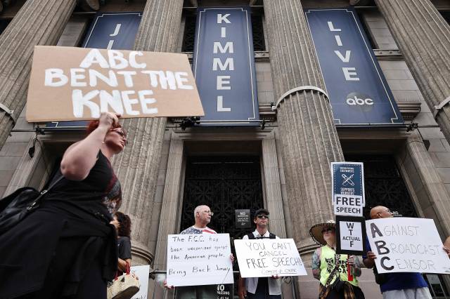 ▲ 18일(현지시간) 미국 캘리포니아주 로스앤젤레스 헐리우드의 엘캐피탄엔터테인먼트센터 앞에서 미 ABC 방송이 토크쇼 '지미키멀 라이브' 방송을 중단한 데 대한 항의 시위가 벌어졌다. ⓒAFP=연합뉴스