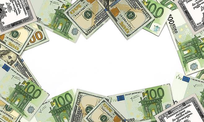 저자는 고대 리디아 왕국의 주화 발명에서 시작해 중세 교회의 면죄부, 프랑스 혁명의 지폐, 산업혁명기의 은행, 최근의 암호화폐에 이르는 주요한 역사적 여정을 따라가며 돈이 어떻게 인류사의 이면을 지배해왔는지를 보여준다. 게티이미지뱅크