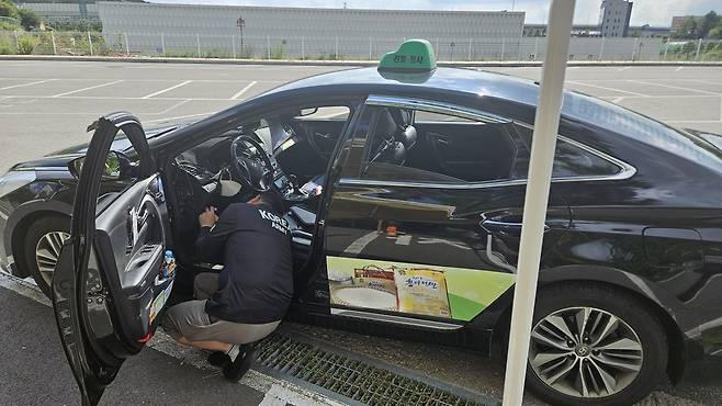충남 천안시가 고령 택시 운수종사자를 대상으로 ‘인공지능형 페달 오조작 방지장치’ 설치를 지원했다.