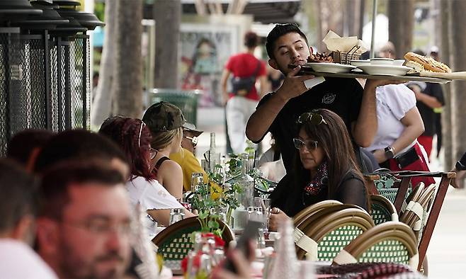 급격한 식음료 물가 상승 속 식당 종업원에게 지불하는 팁까지 덩달아 함께 오른 ‘팁플레이션’ 영향으로 미국 소비자들 사이에서 팁에 대한 반감이 급격히 확산하고 있다.