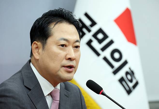 국민의힘 장동혁 대표가 17일 서울 여의도 국회에서 권성동 의원 구속 관련 백브리핑을 하고 있다. 뉴시스