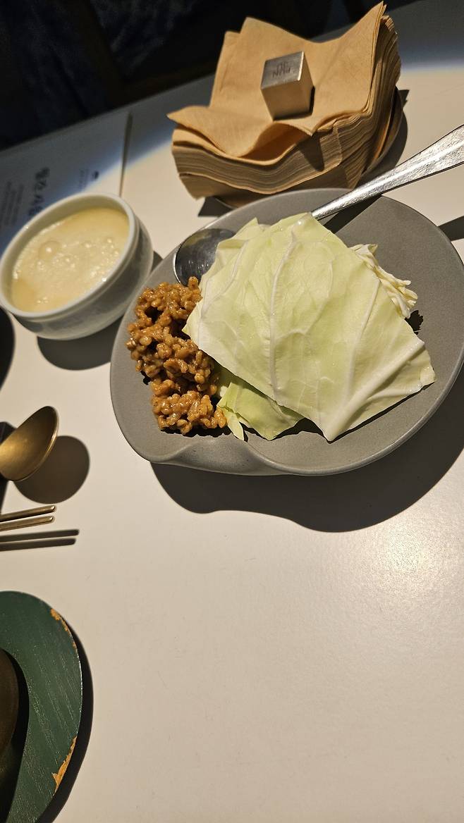 지평주조에서 밀로 빚은 막걸리 ‘지평옛막걸리’와 식전 샐러드.