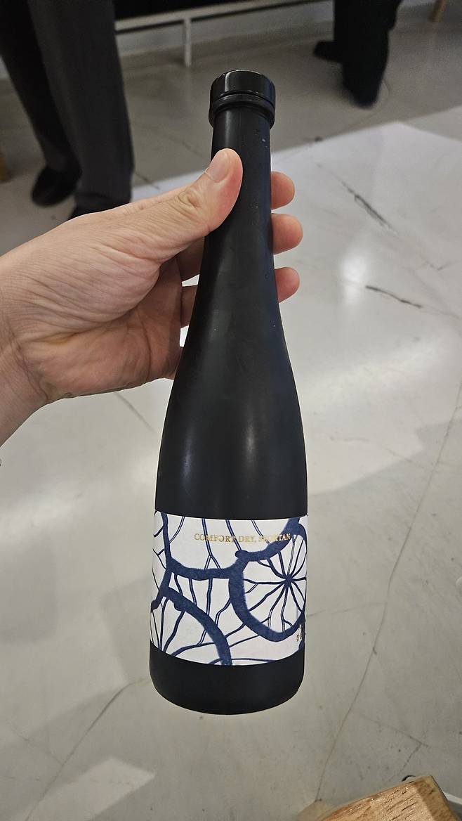 지평주조에서 빚은 프리미엄 막걸리 ‘지평 석탄’과 한입 요리 3종.