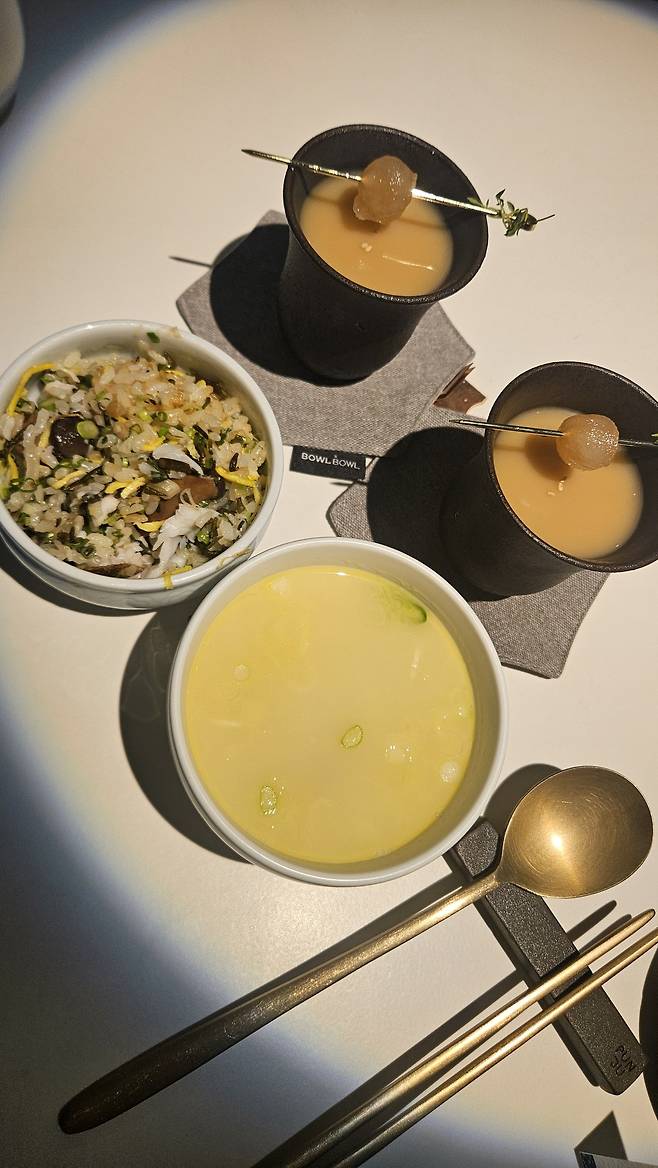 지평주조에서 빚은 프리미엄 막걸리 ‘지평 탁주’와 민어솥밥과 황탯국.