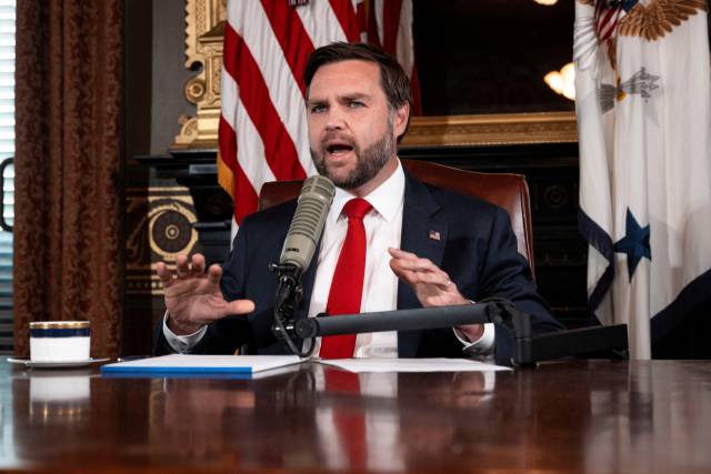 지난 15일(현지 시간) JD 밴스 미국 부통령이 숨진 찰리 커크를 대신해 팟캐스트 쇼를 진행하고 있다. 로이터연합뉴스