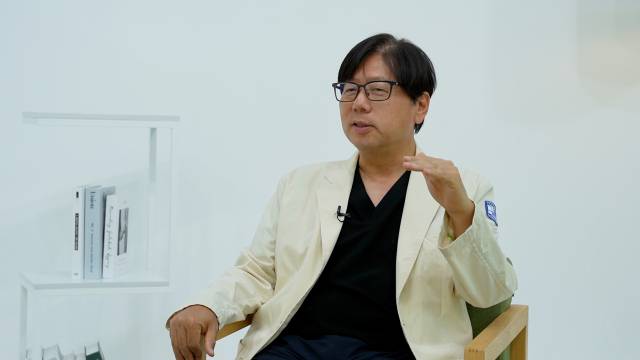 '전립선암 명의' 이지열 서울성모병원 비뇨의학과 교수는 "전립선암은 단순히 수술만, 방사선만 권하는 의사보다는 다학제적으로 환자에게 가장 적합한 치료를 고민해주는 의사를 찾는 것이 중요하다"고 말했다. /서울경제TV '지금, 명의' 영상 캡처