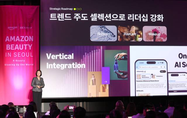 19일 서울 강남구 코엑스에서 열린 '아마존 뷰티 인 서울' 행사에서 신화숙 아마존 글로벌셀링 코리아 대표가 'K뷰티, 지금과 미래를 말하다'를 주제로 강연하고 있다. 연합뉴스