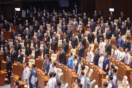 9월 1일 국회 본회의장에서 열린 정기국회 개회식에서 더불어민주당 의원들은 ‘한복’을, 국민의힘 의원들은 ‘상복’을 입고 있다. 동아DB