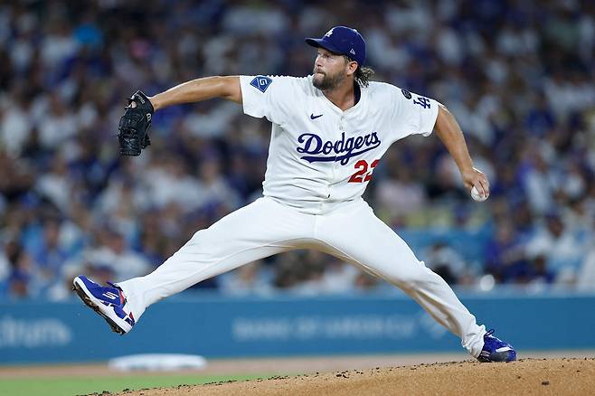클레이튼 커쇼가 20일 미국 캘리포니아주 로스앤젤레스의 다저스타디움에서 열린 샌프란시스코 자이언츠와 2025 메이저리그(MLB) 정규리그 홈경기에 선발등판해 공을 던지고 있다.    로스앤젤레스 | AFP연합뉴스