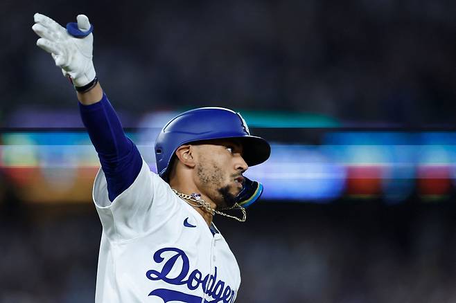 무키 베츠가 20일 미국 캘리포니아주 로스앤젤레스의 다저스타디움에서 열린 샌프란시스코 자이언츠와 2025 메이저리그(MLB) 정규리그 홈경기에서 5회말 솔로홈런을 친 뒤 세리머니를 하고 있다.      로스앤젤레스 | AFP연합뉴스