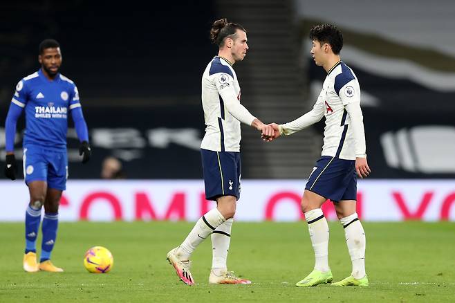 토트넘 손흥민과 개러스는 2020~2021 시즌 레스터 시티와 라이벌리그 후수 악하고 있다. 게티이미지