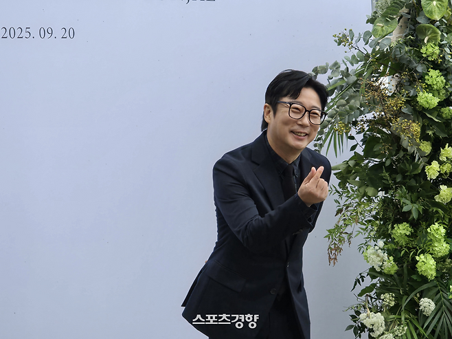 김병만·현은재 결혼식 포토월에 선 이수근. 사진 독자제공