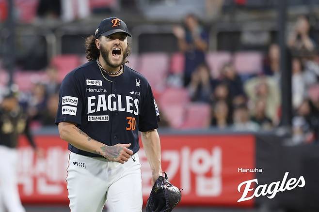 한화 코디 폰세가 20일 수원 KT전에 등판해 투구한 뒤 포효하고 있다. 한화이글스 제공