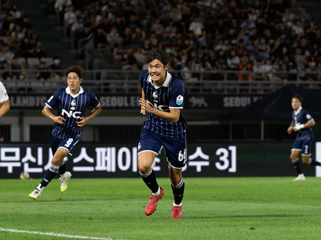 ▲ '목동 부스케츠' 백지웅은 지난 13일 수원 삼성전에서 12.8㎞를 뛰었다.&nbsp;K리그2 29라운드를 소화한 선수 가운데 최다 활동량이다.&nbsp;아울러 주축 줄부상에 신음하는 팀을 위해 주 포지션인 중앙 미드필더뿐 아니라 최전방 공격수, 센터백 등 1~4선을 바지런히 오가고 있다. ⓒ 서울 이랜드 FC