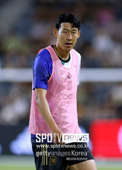 ▲ 손흥민의 이번 활약은 MLS 적응 과정을 그대로 보여준다. 직전 산호세 어스퀘이크스전에서는 경기 시작 52초 만에 선제골을 뽑아 리그 2경기 연속 득점을 올렸고 9월 A매치까지 포함하면 공식전 4경기 연속 골을 이어 가고 있다. 빠른 적응력과 절정의 폼으로 LAFC 공격 중심으로 자리잡은 그는 이제 ‘골 폭격기’로서 MLS에서도 존재감을 확실히 각인시켜가고 있다.