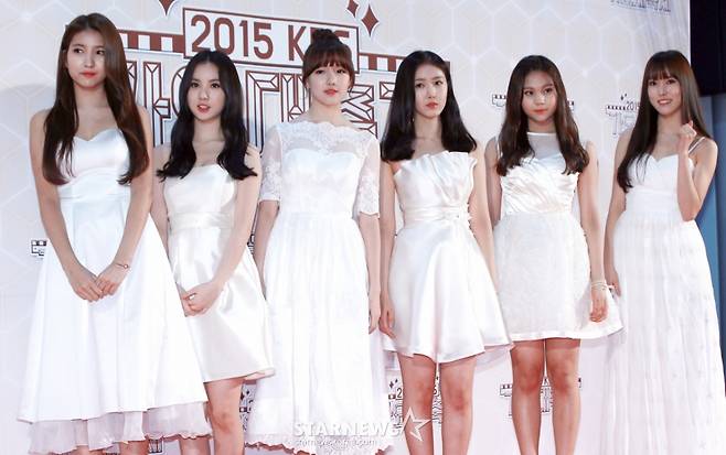 $ 여자친구가 30일 오후 서울 구로구 고척스카이돔에서 진행된 '2015 KBS 가요대축제' 포토월 행사에 참석해 포즈를 취하고 있다.  '스페셜 패밀리 콘서트'로 진행되는 '2015 KBS 가요대축제'는 소녀시대, 엑소, EXID, 방탄소년단 등 올 한 해를 빛낸 톱 가수들과 살아있는 전설 김창완 밴드까지 총 27개 팀이 화려한 무대를 펼친다. 2015.12.30 /사진=김창현 기자 chmt@