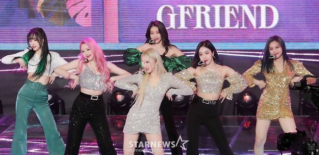 걸그룹 여자친구가 2020년 11월 9일 오후 서울 마포구 상암동 SBS프리즘타워에서 진행된 새 정규앨범 '回:Walpurgis Night'(회:발푸르기스의 밤) 발매기념 쇼케이스에서 멋진 무대를 선보이고 있다.