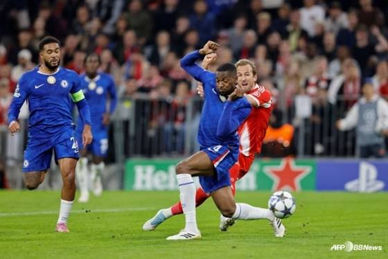 해리 케인(오른쪽)이 18일 오전 4시(한국시간) 독일 뮌헨 알리안츠 아레나에서 열린 2025~2026시즌 UEFA 챔피언스리그(UCL) 리그 페이즈 1라운드 도중 오른발 슈팅으로 뮌헨의 세 번째 득점을 완성하고 있다. /AFPBBNews=뉴스1