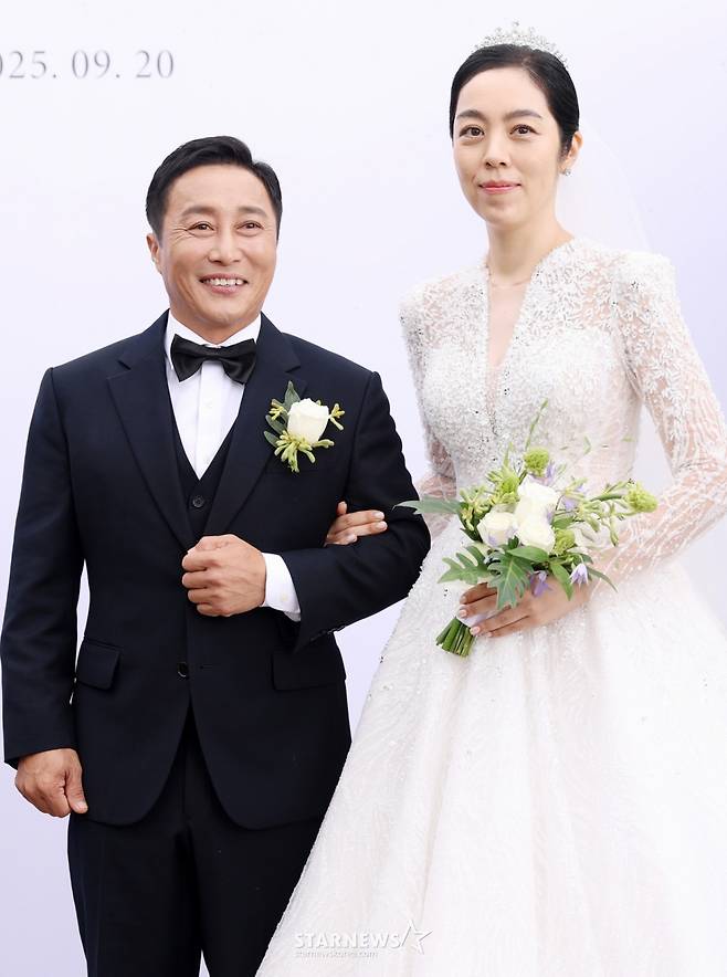 개그맨 김병만과 신부 현은재씨가 20일 서울 서초구 한강세빛섬 플로팅아일랜드에서 열릴 결혼식에 앞서 포즈를 취하고 있다. /2025.09.20 /사진=김휘선 hwijpg@