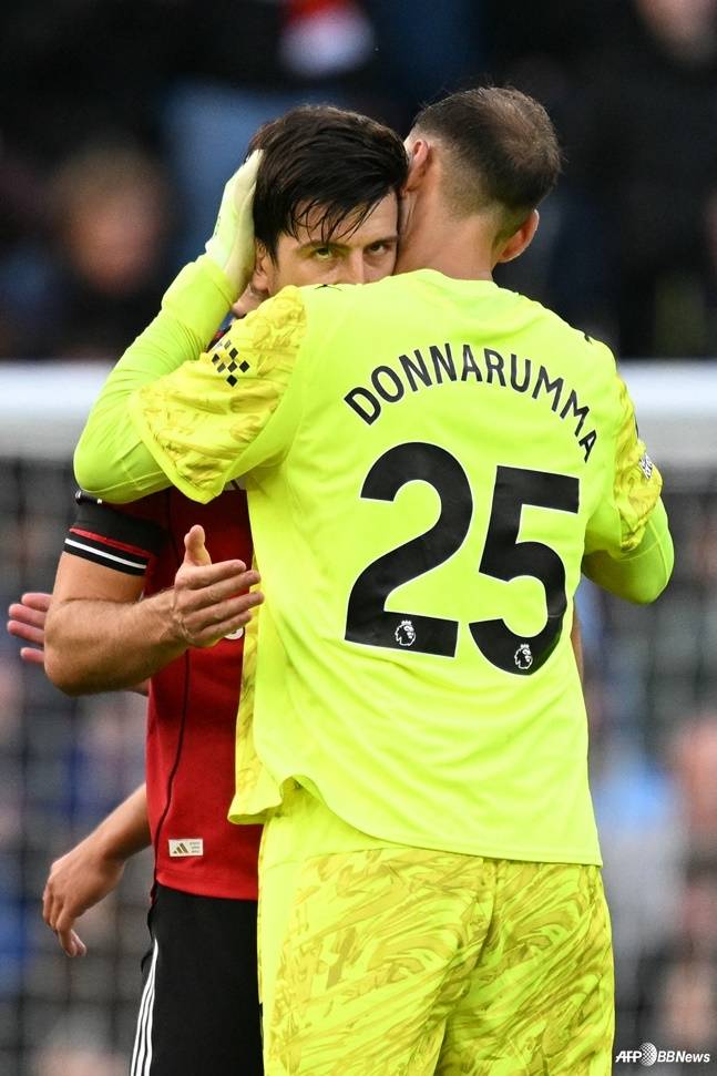 맨체스터 더비가 끝난 뒤 해리 매과이어(왼쪽)와 지안루이지 돈나룸마가 포옹하고 있다. /AFPBBNews=뉴스1