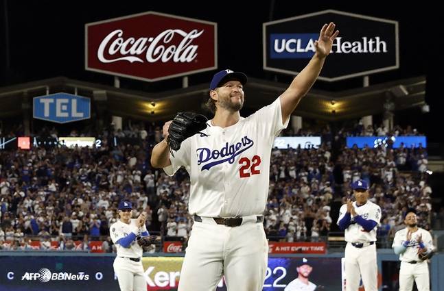 커쇼가 마운드에서 내려오며 팬들에게 인사하고 있다. /AFPBBNews=뉴스1