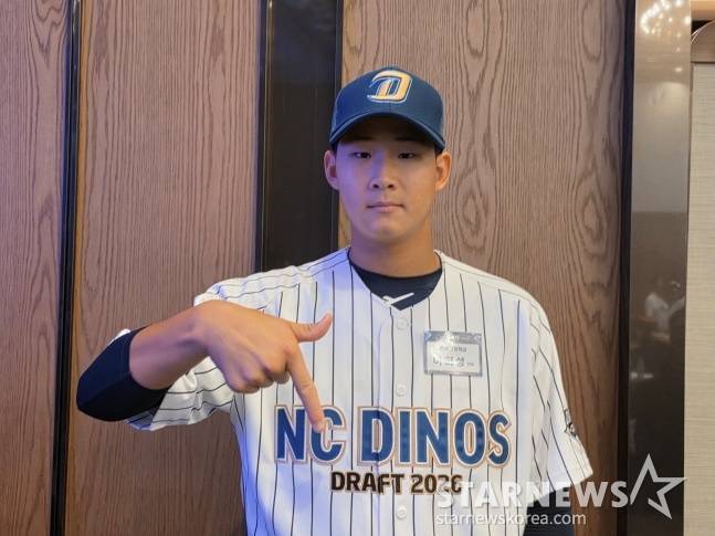 원주고 이희성이 17일 2026 KBO 신인드래프트에서 NC의 2라운드 지명을 받고 스타뉴스와 인터뷰에 응하고 있다. 이희성은 기자의 사진 요청에 "잠시만요"를 외치더니 올해 NC의 안타 세리머니인 L자를 만들어 보였다. /사진=김동윤 기자