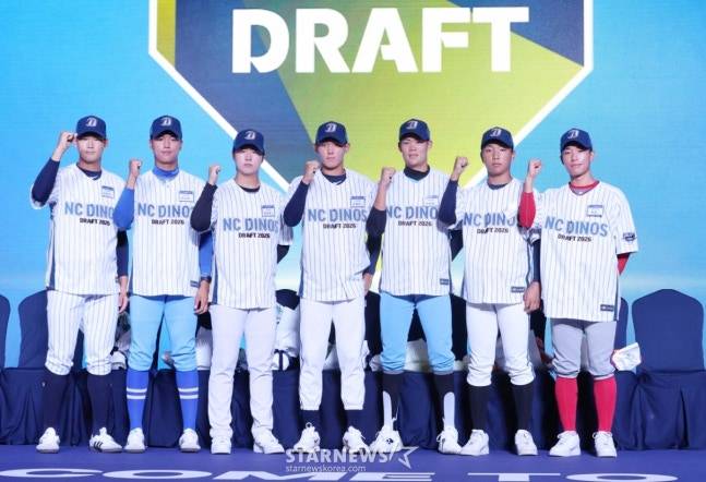 '2026 KBO 신인 드래프트'가 17일 서울 송파구 롯데호텔 월드 크리스탈볼룸에서 열렸다.  \신재인(유신고)을 비롯한 NC 신인 선수들이 기념촬영을 하고 있다. 오른쪽에서 3번째가 이희성. /사진=김진경 대기자
