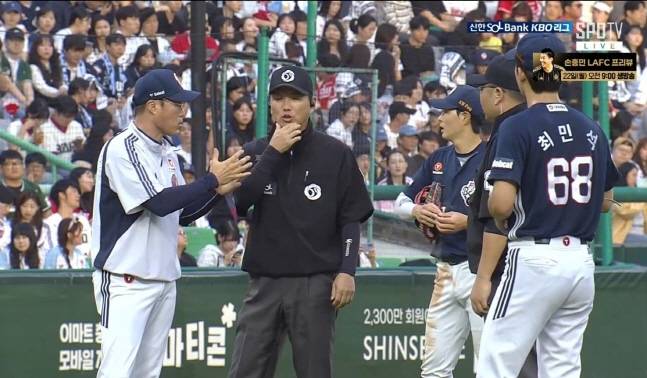 조성환 두산 감독 대행(왼쪽)이 20일 SSG전 3회말 SSG의 주루 플레이에 대해 심판진에게 항의를 하고 있다. /사진=TVING 중계화면 갈무리