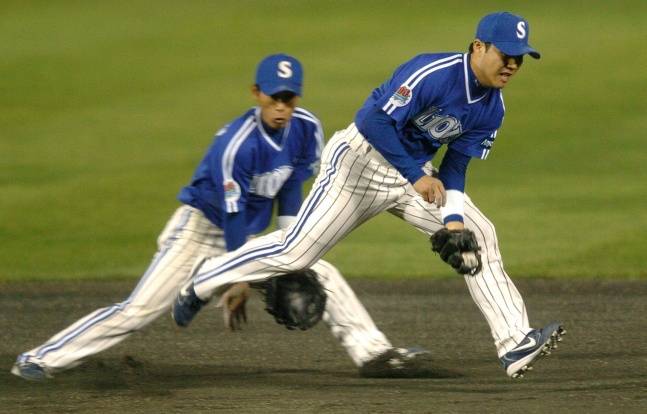 박진만(오른쪽) 전 감독이 2005년 한국시리즈 당시 삼성 유격수로서 수비하고 있다. /사진=삼성 라이온즈 제공