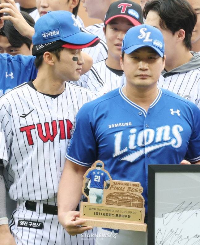 2025 신한 SOL Bank KBO리그 LG 트윈스 대 삼성 라이온즈 경기가 20일 서울 잠실야구장에서 열렸다.  삼성 오승환 은퇴 투어 행사가 경기에 앞서 진행됐다. LG와 삼성 선수들이 오승환을 중심으로 기념촬영을 하고 있다.  이번 시즌을 끝으로 현역 생활을 마무리하는 오승환은 앞으로 원정 경기에서 상대 팀 팬들과 선수들을 상대로 작별 인사를 하는 은퇴 투어를 진행 중이다. /사진=김진경 대기자