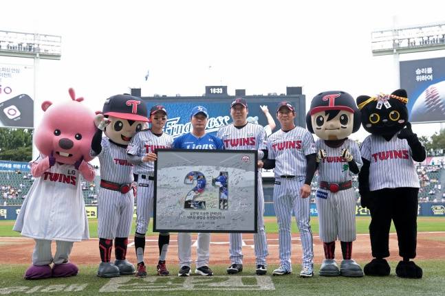 삼성 오승환(가운데 파란색)이 20일 서울 잠실야구장에서 자신의 은퇴투어를 열어준 LG 선수단과 기념사진을 찍고 있다. /사진=삼성 라이온즈 제공