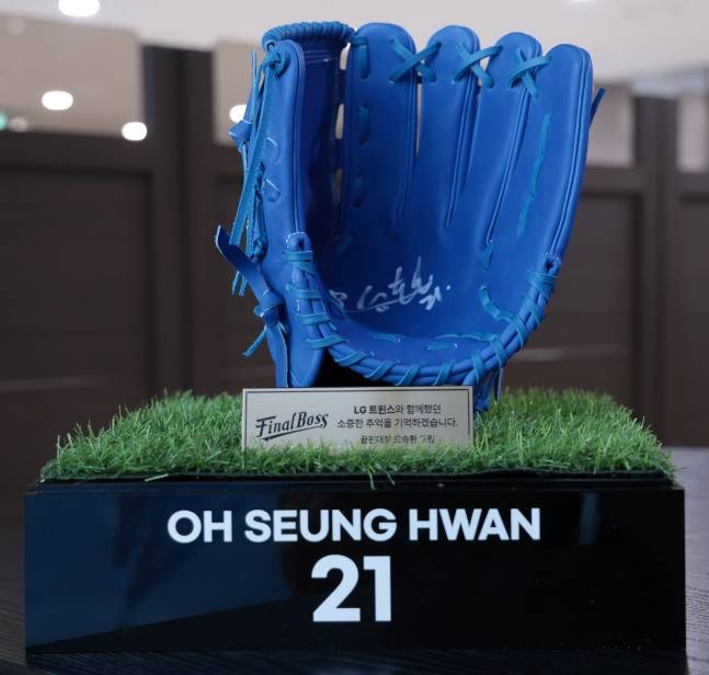 삼성 오승환이 20일 잠실 LG-삼성전에서 자신의 은퇴투어를 마련해준 LG 선수단에 직접 돌린 사인 글러브. /사진=삼성 라이온즈 제공